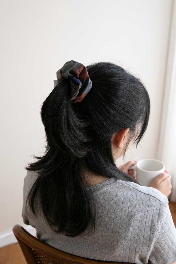 [오리고] 면 스크런치 4 color는 부드러운 20수 선염 면 소재로 제작되어 자연스러운 무드를 연출합니다. 클레멘타인, 코지프레임, 인디언블루, 브리즈 4가지 다채로운 색상으로 제공되어, 베이직하면서도 개성 있는 스타일을 완성할 수 있습니다. 풍성한 주름과 변형 없는 탄성 밴드로, 편안한 착용감을 선사하며, 일상 및 동네 마실, 산책룩에 잘 어울립니다. 친환경 소재와 안전한 염료 사용으로 안심하고 사용할 수 있습니다. 캐주얼, 미니멀 스타일을 선호하는 분들께 추천합니다.
