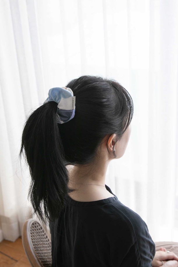 [오리고] 면 스크런치는 부드러운 면 소재로 제작되어 편안한 착용감을 선사합니다. 플레멘타인 피타맛, 코지 프레임, 인디안 블루 로반, 컬러오브브리즈 4가지 다채로운 색상으로 구성되어 있습니다. 손으로 제작된 원단과 자연스러운 컬러 차이, 볼륨감 있는 디자인이 특징이며, 신축성과 사이즈 조절 기능으로 누구나 편안하게 사용할 수 있습니다. 일상 및 카페, 동네 마실룩, 캐주얼 또는 미니멀 스타일 모두에 잘 어울리는 헤어 액세서리입니다. 내구성이 좋은 밴드를 사용하여 오랫동안 변함없이 사용할 수 있습니다.
