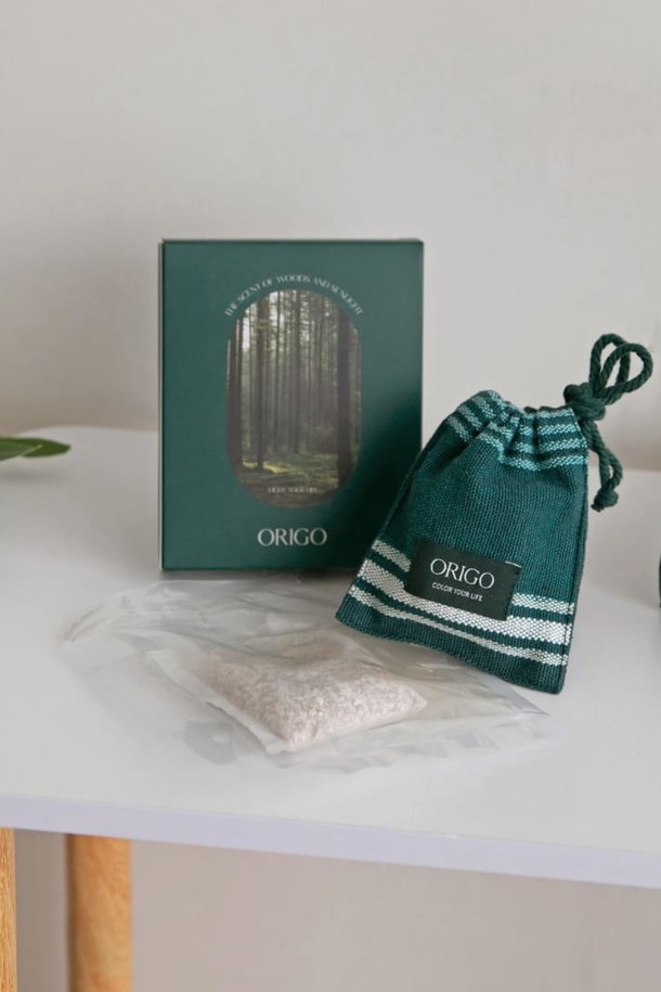 [오리고] 샤쉐 필더포레스트는 실내 및 차량 공간에 향기를 더해주는 방향제입니다. 유기농 수제 면 커버와 스트라이프 패턴 디자인이 특징이며, 그린과 화이트 컬러로 제공됩니다. 탑노트의 바질, 베르가못, 유자 향을 시작으로 미들노트의 민트, 파출리, 라임 향, 베이스노트의 샌달우드, 시더우드, 베티버 향까지 다채로운 향을 즐길 수 있습니다. 2-3개월 동안 은은하게 지속되며, 프리미엄 선물 패키지로 제공되어 선물용으로도 좋습니다. 친환경적이며 안전 인증을 받은 제품입니다.
