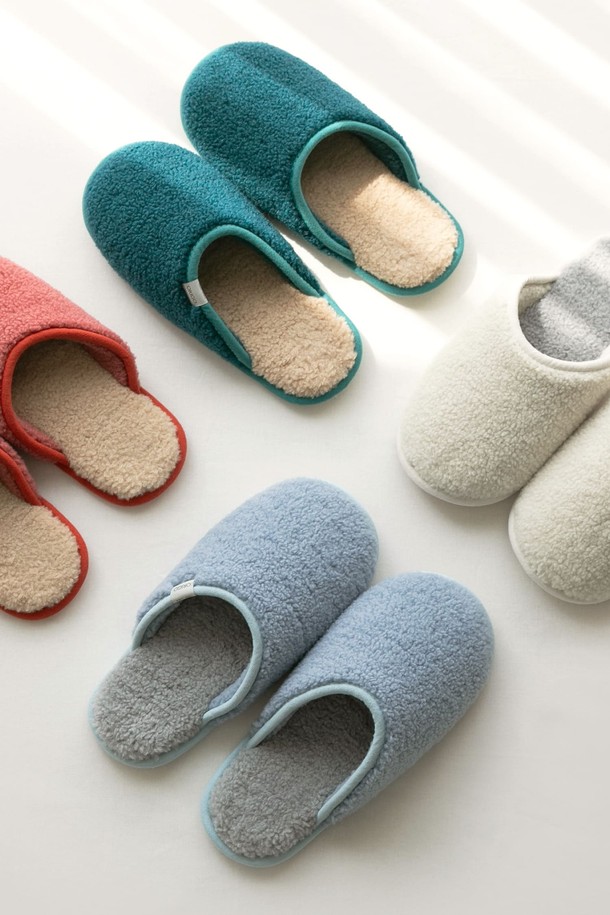 [오리고] 플리스 층간소음 실내화 홈 슬리퍼는 부드러운 플리스 소재와 층간소음 방지 기능으로 편안함과 안락함을 선사합니다. 라운드 앞코 디자인에 파우더블루, 크림, 딥그린, 코랄 4가지 다채로운 색상으로 출시되어 취향에 맞게 선택 가능합니다. 가을, 겨울 시즌에 어울리는 실내용 슬리퍼로, 이중 플리스 레이어와 논슬립 바닥 처리가 특징입니다. 미니멀, 캐주얼, 클래식 스타일을 즐기는 여성 및 남성 모두에게 집콕룩, 동네 마실룩, 가을 나들이룩을 완성하는 데 적합합니다. 가볍고 세탁이 용이하며 쿠션감으로 편안하게 착용할 수 있습니다.
