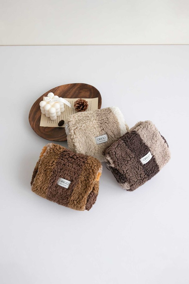 [오리고] 플리스 파우치는 부드러운 양털 질감과 마이크로 플리스 안감으로 포근함을 더한 여성용 파우치입니다. 미니 사이즈의 사각 디자인으로, 그린 칼데라레이크, 레드 샌디글로우, 그레이레오파드, 브라운 세피아레거시, 베이지샌드모스, 아이보리 플라베어, 퍼플 드리미데이 등 7가지 다채로운 컬러를 만나볼 수 있습니다. 지퍼형 잠금 방식으로 소지품을 안전하게 보관하며, 캐주얼, 클래식, 미니멀 스타일의 데이트룩, 카페룩, 여행룩에 잘 어울립니다. 내부 마이크로 플리스 라이닝은 정전기를 최소화하고 형태 유지력이 우수하며, 필링을 방지하여 오랫동안 사용할 수 있습니다. 레오파드 무늬와 퍼 장식이 디자인의 포인트입니다.
