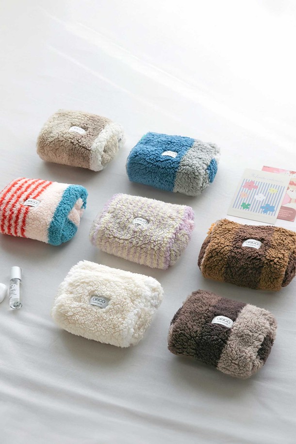 [오리고] 플리스 파우치 7 color는 부드러운 양모 질감과 포근함을 선사하는 미니 사이즈 파우치입니다. 그린, 레드, 그레이, 브라운, 베이지, 아이보리, 퍼플 7가지 다채로운 색상으로 출시되어 데이트룩, 겨울 데일리룩, 집콕룩 등 다양한 TPO에 활용 가능합니다. 마이크로 플리스 안감과 정전기 방지 기능, 세탁 후 형태 유지, 필링 최소화, 색상 이염 방지 등의 뛰어난 기능성을 갖춰 실용적입니다. 플리스 소재 특유의 따뜻함과 사각 디자인, 지퍼형 잠금 방식으로 미니멀, 캐주얼, 클래식 스타일을 모두 아우르는 매력적인 아이템입니다.
