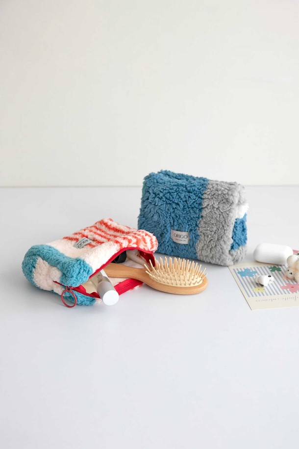 [오리고] 플리스 파우치는 부드러운 플리스 소재와 양털 텍스처로 포근함을 더한 스몰 사이즈의 파우치입니다. 7가지 다채로운 컬러(그린 칼데라레이크, 레드 샌디글로우, 그레이 레오파드, 브라운 세피아레거시, 베이지 샌드모스, 아이보리 플라베어, 퍼플 드리미데이)로 출시되어, 미니멀, 캐주얼, 클래식 스타일의 룩에 포인트를 줄 수 있습니다. 겉감은 폴리에스테르, 안감은 기모 극세사로 제작되어 정전기 방지 기능과 부드러운 촉감을 자랑하며, 보풀이 적고 형태 유지력이 뛰어나 실용적입니다. 지퍼형 잠금 방식으로 소지품을 안전하게 보관할 수 있으며, 산책룩이나 집콕룩에 편안하게 매치할 수 있습니다.
