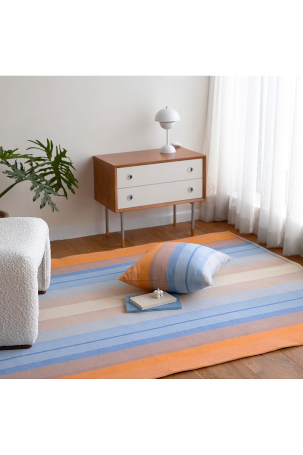 [오리고] 카페트 오가닉코튼 썬키스드워터 L (160x230cm)는 부드러운 촉감의 오가닉코튼 소재로 제작된 내추럴 스타일의 카페트입니다. 베이지, 블루, 스카이블루, 테라코타, 오렌지, 브라운 등 다양한 색상 조합의 스트라이프 패턴이 특징이며, 4중 레이어 구조와 수작업 직조로 튼튼하게 제작되었습니다. 두꺼운 두께감으로 포근함을 더하고, 미끄럼 방지 기능을 갖춰 안전하게 사용할 수 있습니다. 사계절 내내 사용 가능하며, 정전기 방지 기능과 롤헴 마감, 저자극성으로 쾌적한 사용감을 제공합니다.
