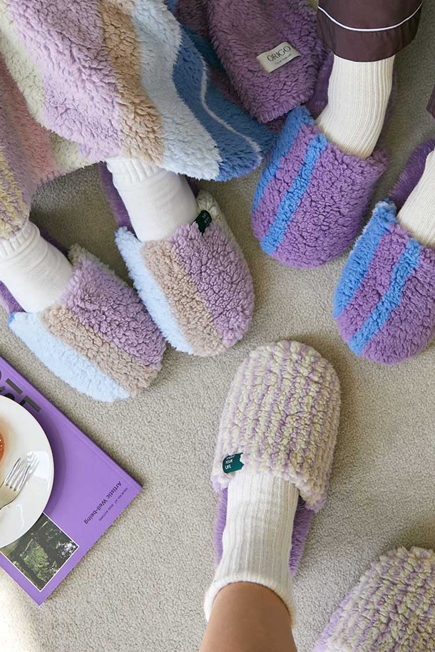 포근한 플리스 소재의 와이드 실내화입니다. 부드러운 플리스 안감과 플랫 굽으로 편안한 착용감을 선사하며, 라운드 앞코 디자인으로 발을 감싸줍니다. 미니멀하고 캐주얼한 스타일로 집콕룩에 잘 어울립니다. 청록색과 네이비 2가지 색상으로 출시되어 취향에 맞게 선택 가능합니다. 넓은 발볼(와이드) 디자인으로 더욱 편안하게 착용할 수 있는 슬리퍼형 실내화입니다.
