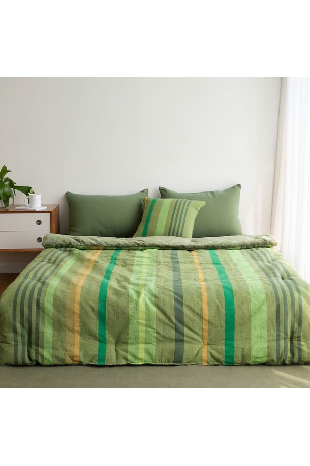 벨보아 오가닉코튼 차렵이불 SS 카카포위시는 부드러운 촉감과 따뜻함을 선사하는 겨울 이불입니다. 오가닉코튼과 벨보아 소재로 제작되어 포근하고 쾌적한 잠자리를 제공합니다. 체크 패턴의 그린 컬러 디자인으로, 베이직하면서도 세련된 침실 분위기를 연출합니다. 두꺼운 두께감으로 보온성을 높여 추운 계절에도 따뜻하게 사용할 수 있으며, 차렵이불로 간편하게 사용할 수 있습니다. SS 사이즈로, 넉넉한 사이즈를 자랑합니다.
