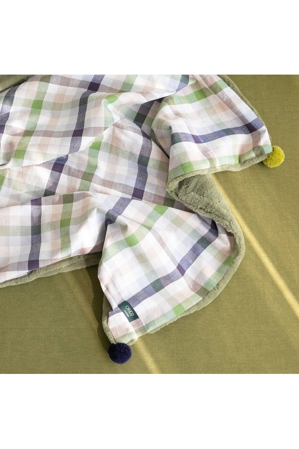 극세사 벨보아 니트방울 블랭킷 윌로우 체크는 부드러운 극세사와 벨보아 소재로 제작되어 포근함을 선사합니다. 윌로우 컬러의 체크 패턴이 따뜻하고 아늑한 분위기를 연출하며, 두꺼운 두께감으로 뛰어난 보온성을 제공합니다. 니트 방울 장식이 귀여움을 더하여 캐주얼한 스타일을 완성합니다. 가을과 겨울, 일상생활에서 담요 또는 블랭킷으로 활용하기 좋습니다.
