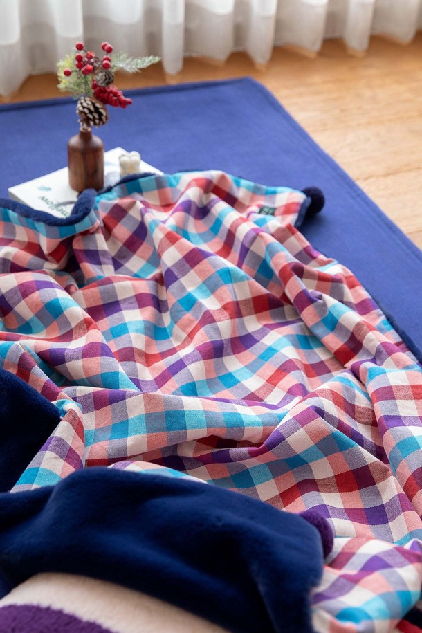 극세사(Microfiber) 벨보아(Velboa) 니트 방울 블랭킷 원더랜드 체크는 부드러운 극세사 소재와 벨보아 원단을 사용하여 포근한 감촉을 선사합니다. 레드, 블루, 화이트 세 가지 색상의 체크 패턴으로 디자인되어 따뜻하고 캐주얼한 분위기를 연출합니다. 두꺼운 두께감으로 가을, 겨울 침구로 사용하기 적합하며, 니트 방울 디테일이 돋보입니다. 보온 기능으로 추운 계절에도 따뜻함을 유지해 줍니다.
