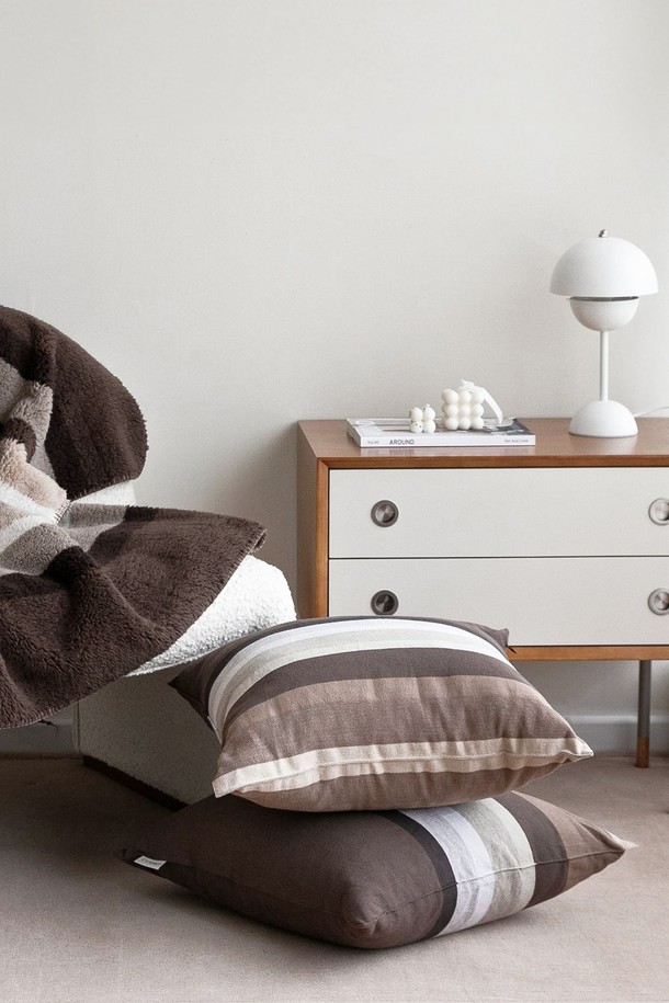 세피아 색상의 쿠션커버 오가닉 코튼 50X50 세피아 레거시입니다. 부드러운 오가닉 코튼 소재로 제작되어 편안한 사용감을 선사하며, 은은한 세피아 색상과 모던한 스트라이프 패턴이 조화롭게 어우러져 인테리어에 포인트를 더합니다. 50x50 사이즈로 다양한 쿠션에 활용 가능하며, 홈데코를 위한 완벽한 아이템입니다. 레거시 디자인으로 클래식하면서도 세련된 분위기를 연출합니다. 세피아, 브라운, 그레이, 화이트 4가지 색상으로 출시되어, 공간의 분위기에 맞춰 선택할 수 있습니다.
