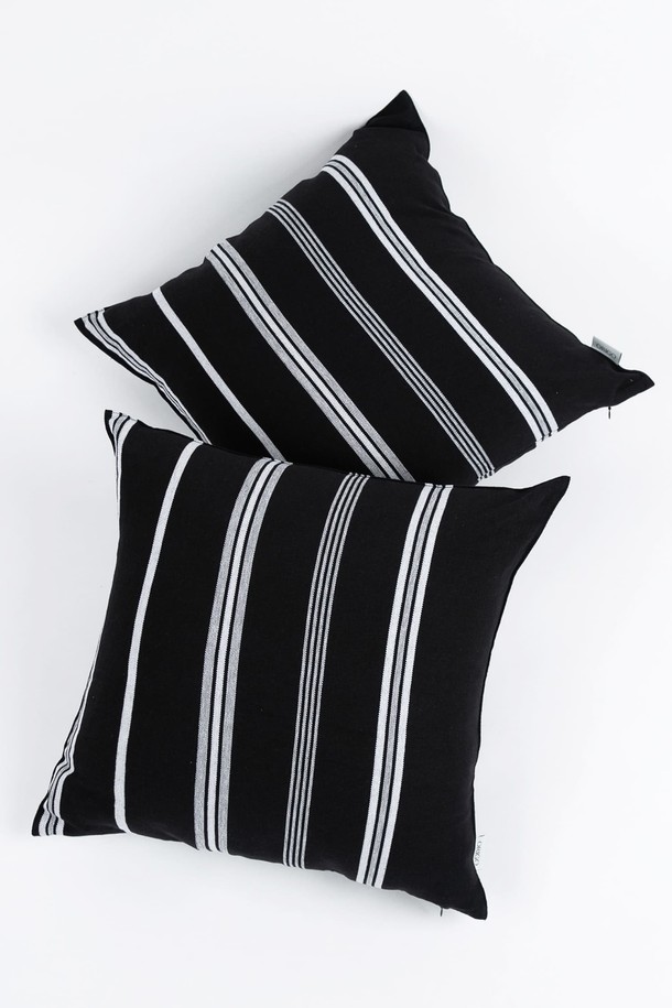 오가닉 코튼 소재의 쿠션커버 '사일런스 블랙' 50x50 사이즈입니다. 미니멀한 스타일의 블랙 컬러에 스트라이프 패턴으로 포인트를 주어 세련된 인테리어를 연출합니다. 부드러운 오가닉 코튼의 촉감으로 편안함을 더하며, 인테리어 쿠션으로 활용하기 좋습니다. 심플하면서도 감각적인 디자인으로 공간에 포인트를 더해보세요.
