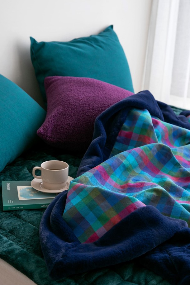 벨보아 블랭킷 오가닉코튼 L 이브닝글로우 체크는 부드러운 촉감의 오가닉코튼과 벨보아 소재를 사용하여 제작된 두꺼운 침구입니다. L 사이즈로 넉넉하게 사용 가능하며, 네이비, 핑크, 블루, 그린 등 다채로운 이브닝글로우 체크 컬러를 제공합니다. 포근함을 더하는 벨보아와 피부에 닿는 면은 오가닉코튼으로 제작되어 부드럽고 편안한 잠자리를 선사합니다. 은은한 체크 패턴이 돋보이는 디자인으로 침실 분위기를 더욱 아늑하게 연출해 줍니다.
