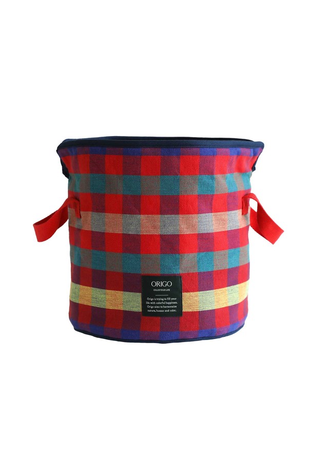 패브릭 수납 바스켓 3color는 수납, 정리, 장식 용도로 활용 가능한 실용적인 제품입니다. 부드러운 패브릭 소재로 제작되었으며, 3가지 색상으로 제공되어 다양한 공간에 어울립니다. 체크 패턴 디자인으로 포인트를 더했으며, 이동 가능하고 접이식으로 편리하게 사용할 수 있습니다. 바스켓 형태로 넉넉한 수납 공간을 제공하여 깔끔한 정리를 도와줍니다. 집 안 곳곳에서 수납, 정리, 장식용으로 활용할 수 있는 다용도 아이템입니다.
