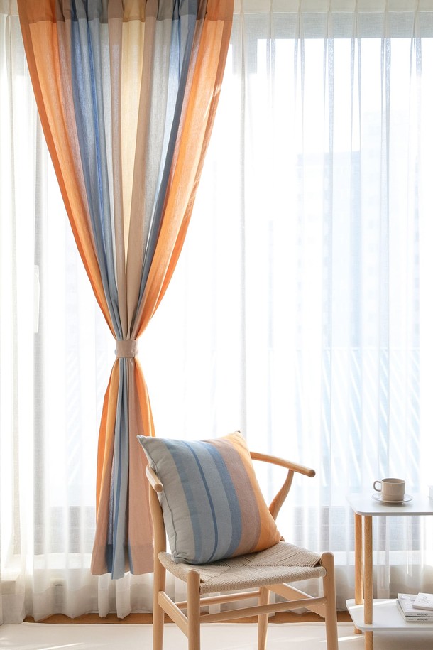 산뜻한 분위기를 연출하는 한 장 커튼입니다. 20수 면 원단으로 제작되어 부드러운 촉감을 선사하며, 은은한 자외선 차단 기능을 갖춰 실용적입니다. 썬키스드 워터 가공으로 마감하여 더욱 쾌적한 사용감을 제공합니다. 오렌지, 블루, 화이트 세 가지 색상으로 출시되어, 베이직한 디자인으로 어느 공간에나 잘 어울립니다. 사계절 내내 부담 없이 사용할 수 있는 데일리 커튼입니다.
