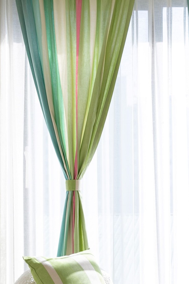 **한 장 커튼 20수 선샤인리브즈**는 부드러운 면 소재로 제작되어 은은한 분위기를 연출하는 커튼입니다. 민트, 그린, 핑크 세 가지 색상으로 제공되며, 얇은 두께와 반투명 소재로 자외선 차단 기능을 제공하여 쾌적한 공간을 만들어줍니다. 미니멀한 스타일의 무지 패턴으로 어떤 인테리어에도 잘 어울리며, 20수 원단을 사용하여 부드러운 촉감을 선사합니다. 선샤인리브즈 디자인으로 햇빛을 부드럽게 걸러주어 아늑한 분위기를 완성합니다. 채광 조절이 가능하여, 실내 밝기를 원하는 대로 조절할 수 있습니다.
