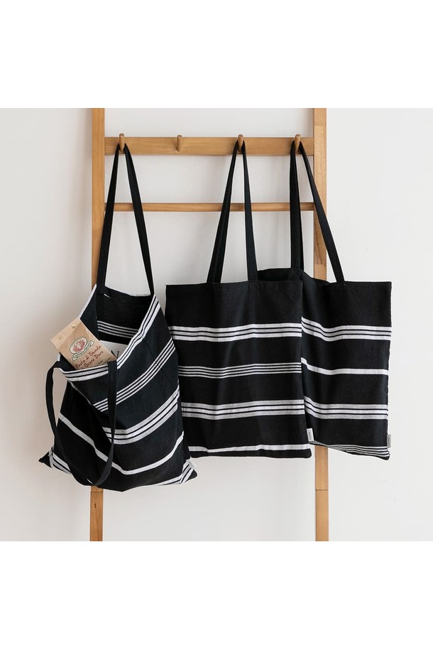 세련된 스타일의 여성용 에코백, 오가닉 코튼 사일런스 블랙입니다. 부드러운 면과 오가닉 코튼 소재로 제작되어 편안한 착용감을 선사합니다. 미디엄 사이즈의 사각형 캔버스 숄더백으로, 스트라이프 무늬가 캐주얼하면서도 미니멀한 감성을 더합니다. 넉넉한 수납 공간과 오픈형 잠금 방식으로 실용성을 높였으며, 사이즈 조절 기능으로 편리하게 사용할 수 있습니다. 일상생활에서 데일리 백으로 활용하기 좋은 아이템입니다.
