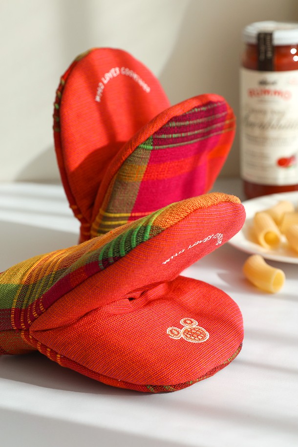 [오리고][디즈니] 미키 미니 주방장갑은 사랑스러운 디즈니 캐릭터 디자인으로 주방에 즐거움을 더합니다. 수공예 면과 유기농 면 소재를 사용하여 부드럽고 편안하며, 방열 기능을 갖춰 안전하게 요리할 수 있습니다. GOTS 인증을 받은 친환경 제품으로, 레드, 오렌지, 그린 3가지 색상 중 선택 가능하며, 귀여운 체크 및 캐릭터 패턴이 돋보입니다. (앞면: 14X16cm, 뒷면: 14X14cm)
