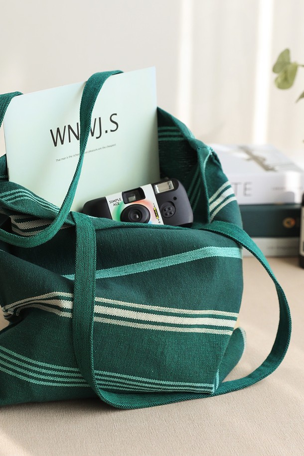 [오리고] 에코백 오가닉코튼 필더포레스트는 GOTS 인증을 받은 오가닉코튼으로 제작되어 친환경적인 가치를 더한 에코백입니다. 자연을 담은 포레스트 패턴과 랜덤으로 배치된 디자인은 개성 넘치는 스타일을 연출합니다. 수공예 면사를 사용하여 부드러운 질감을 살렸으며, 38cm x 37cm의 미디엄 사이즈로 쇼핑이나 일상생활에서 활용하기 좋습니다. 사각 형태의 디자인과 오픈형 잠금 방식으로 실용성을 높였으며, 2cm x 64cm 스트랩으로 편안하게 어깨에 멜 수 있습니다. 캐주얼, 미니멀, 에스닉 스타일의 쇼핑룩과 산책룩에 매치하여 자연스러운 멋을 더해보세요.
