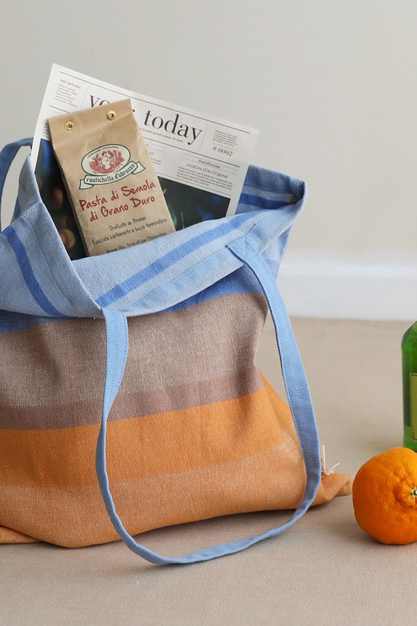 [오리고] 에코백 오가닉코튼 썬키스드워터 2종은 여성 및 남성 모두 사용 가능한 미디엄 사이즈의 에코백입니다. 블루와 베이지 두 가지 색상으로 제공되며, 오가닉 코튼 소재로 제작되어 부드러운 캔버스 두께감을 자랑합니다. A4 사이즈 수납이 가능하며, 손잡이가 있어 편리하게 사용 가능합니다. 미니멀하고 베이직한 디자인으로 쇼핑룩, 산책룩 등 다양한 TPO에 잘 어울립니다. GOTS 및 Oeko-tex Standard 100 인증을 받은 친환경 제품이며, 핸드메이드 수제 직조 방식으로 제작되어 내구성이 뛰어납니다.
