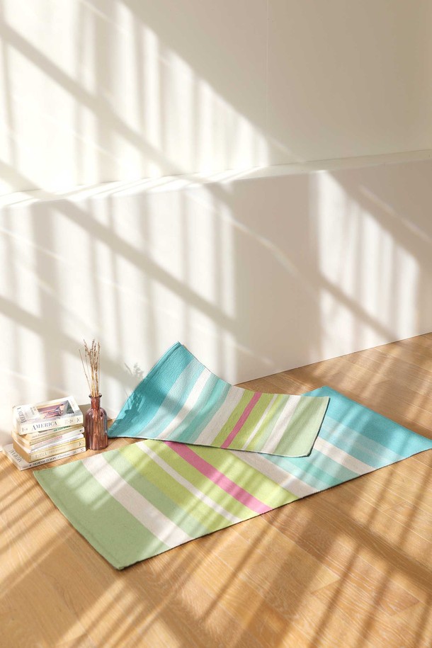 "선샤인리브즈" 핸드메이드 면 발매트 겸 다용도 러그 S 50x70cm는 부드러운 촉감의 면과 폴리에스터 혼방 소재로 제작되었습니다. 크림, 연한 녹색, 올리브색, 청록색, 민트색, 분홍빛 등 다채로운 컬러의 스트라이프와 플라워 패턴으로 디자인되어 현관, 베란다, 주방, 욕실, 침실 등 다양한 공간에 활용할 수 있습니다. 흡수 및 미끄럼 방지 기능이 있으며, 3cm 두께로 제작되어 푹신함을 더합니다. 핸드메이드 방식으로 제작되어 먼지 날림이 적고, 선염 면사를 사용하여 물세탁 후에도 변색 우려가 적으며 빠른 건조가 가능합니다. 피부 자극 없이 안심하고 사용할 수 있습니다.
