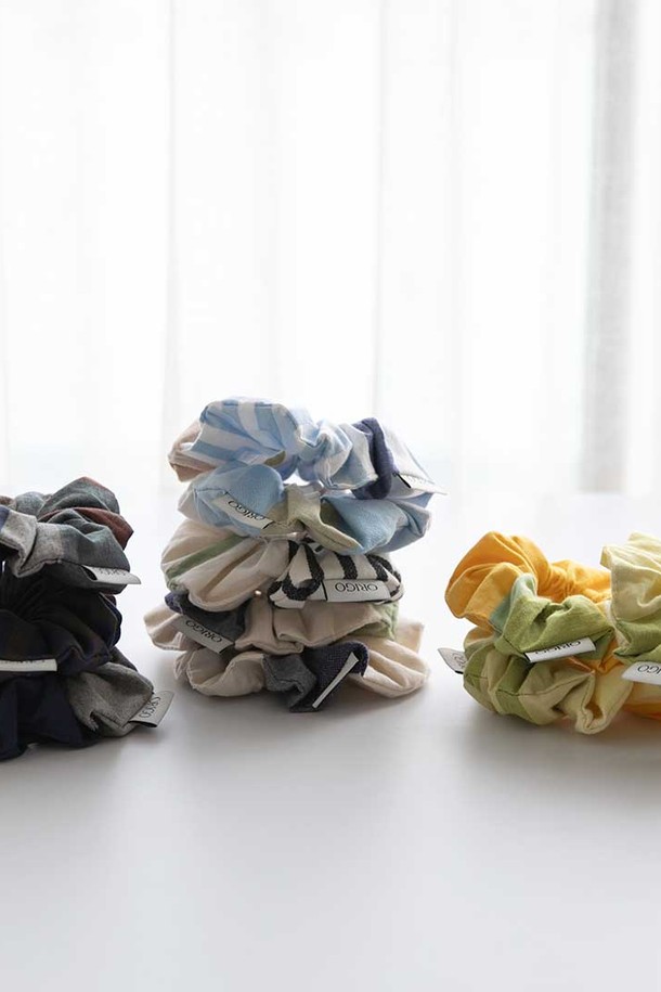 [오리고] 면 스크런치 4 color는 부드러운 20수 선염 면 소재로 제작되어 자연스러운 무드를 연출합니다. 클레멘타인, 코지프레임, 인디언블루, 브리즈 4가지 다채로운 색상으로 제공되어, 베이직하면서도 개성 있는 스타일을 완성할 수 있습니다. 풍성한 주름과 변형 없는 탄성 밴드로, 편안한 착용감을 선사하며, 일상 및 동네 마실, 산책룩에 잘 어울립니다. 친환경 소재와 안전한 염료 사용으로 안심하고 사용할 수 있습니다. 캐주얼, 미니멀 스타일을 선호하는 분들께 추천합니다.
