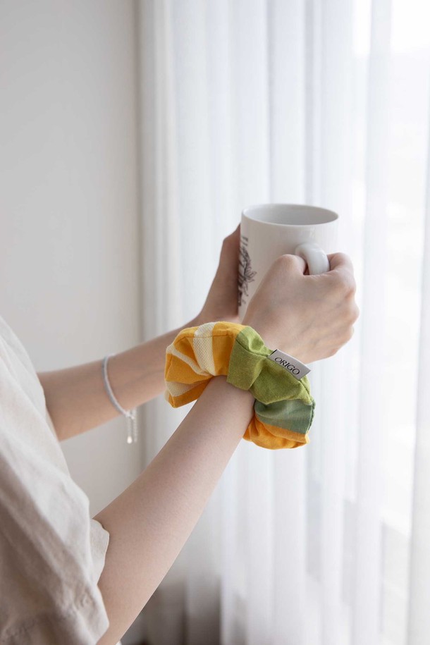 [오리고] 면 스크런치 4 color는 부드러운 면 소재로 제작되어 편안한 착용감을 선사합니다. 플레멘타인 피타맛, 코지 프레임, 인디안 블루 로반, 컬러오브브리즈 4가지 다채로운 색상으로 구성되어 있습니다. 탄력 있는 밴딩과 볼륨감 있는 디자인이 특징이며, 무지 패턴으로 어떤 스타일에도 잘 어울립니다. 선염 20수면을 사용하여 고급스러운 텍스처를 자랑하며, 알레르기 유발 물질, 포름알데히드, 중금속, 농약, 아조염료 걱정 없이 안심하고 사용할 수 있습니다. 캐주얼, 미니멀, 클래식 스타일을 즐기는 분들께 동네 마실룩, 카페룩, 집콕룩을 위한 완벽한 아이템입니다.
