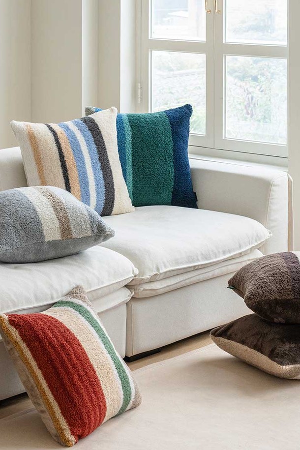 [오리고] 플리스 쿠션커버 50x50는 부드러운 폴리에스터 소재로 제작되어 포근한 착용감을 선사합니다. 양면 극세사 소재로 앞면은 동글동글 양털 텍스처, 뒷면은 벨벳감의 부드러운 텍스처를 느낄 수 있습니다. 칼데라 레이크, 샌디 글로우, 그레이 레오파드, 세피아 레거시, 샌드모스, 플라 베어, 드리미 데이 총 7가지 다채로운 컬러로 출시되었습니다. 정전기 방지 및 보풀 방지 기능으로 사계절 내내 쾌적하게 사용 가능하며, 쿠션 커버, 인테리어 소품, 휴대용 아이템으로 활용할 수 있습니다. 가볍고 부드러운 플리스 쿠션커버로 공간에 따뜻함과 포근함을 더해보세요.
