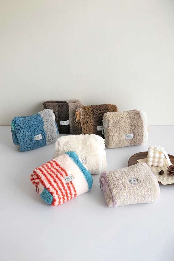 [오리고] 플리스 파우치는 부드러운 양털 텍스처와 기모 극세사 안감으로 포근함을 더한 여성용 파우치입니다. 미니멀하고 캐주얼, 레트로 스타일을 아우르며, 데이트룩, 카페룩, 여행룩 등 다양한 TPO에 활용하기 좋습니다. 그린 칼데라레이크, 레드 샌디글로우, 그레이 레오파드, 브라운 세피아레거시, 베이지 샌드모스, 아이보리 플라베어, 퍼플 드리미데이 등 7가지 다채로운 컬러로 출시되었습니다. 보풀 발생을 최소화하고 형태 유지력이 우수하며, 사각형 디자인에 지퍼형 잠금 방식으로 실용성을 높였습니다. 레오파드 무늬가 포인트로, 소지품을 안전하게 보관할 수 있습니다.
