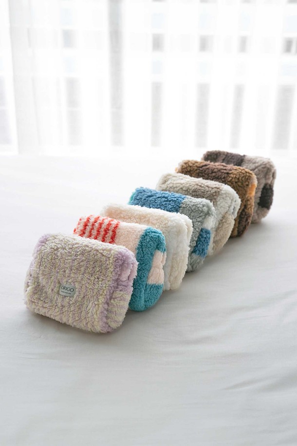 [오리고] 플리스 파우치는 부드러운 플리스 소재로 제작되어 포근한 촉감을 선사하며, 보온 기능으로 겨울철에도 유용하게 사용할 수 있는 미니 사이즈 파우치입니다. 7가지 다채로운 컬러(그린, 레드, 그레이, 브라운, 베이지, 아이보리, 퍼플)와 레오파드 패턴, 퍼 디자인 장식이 더해져 캐주얼, 클래식, 미니멀한 스타일에 모두 잘 어울립니다. 내부에는 마이크로파이버 안감을 사용하여 소지품을 안전하게 보호하며, 색상 이염을 최소화했습니다. 지퍼형 잠금 방식으로 내용물을 안전하게 보관하고, 보관용 파우치를 함께 제공하여 실용성을 더했습니다. 데이트룩, 카페룩, 겨울 데일리룩에 포인트를 더해보세요.
