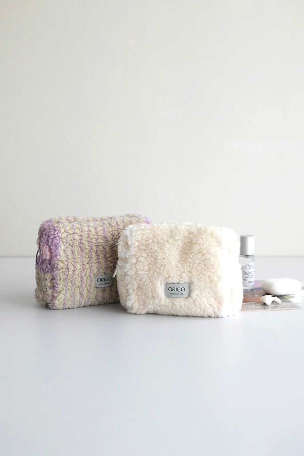 [오리고] 플리스 파우치 7 color는 부드러운 플리스 소재와 극세사 안감으로 제작되어 포근한 사용감을 선사하는 여성용 파우치입니다. 미니 사이즈의 사각형 가방으로, 보풀과 변형에 강하며 정전기 방지 기능이 있습니다. 레오파드 무늬와 양털 텍스처 디자인으로 캐주얼, 미니멀, 클래식 스타일을 연출하며, 데이트룩, 카페룩에 잘 어울립니다. 그린 칼데라레이크, 레드 샌디글로우, 그레이레오파드, 브라운 세피아레거시, 베이지 샌드모스, 아이보리 플라베어, 퍼플 드리미데이 등 7가지 다채로운 컬러 옵션으로 만나보세요. 지퍼형 잠금 방식으로 소지품을 안전하게 보관할 수 있습니다.
