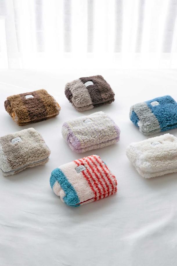 [오리고] 플리스 파우치는 부드러운 플리스 소재와 양털 텍스처로 포근함을 더한 스몰 사이즈의 파우치입니다. 7가지 다채로운 컬러(그린 칼데라레이크, 레드 샌디글로우, 그레이 레오파드, 브라운 세피아레거시, 베이지 샌드모스, 아이보리 플라베어, 퍼플 드리미데이)로 출시되어, 미니멀, 캐주얼, 클래식 스타일의 룩에 포인트를 줄 수 있습니다. 겉감은 폴리에스테르, 안감은 기모 극세사로 제작되어 정전기 방지 기능과 부드러운 촉감을 자랑하며, 보풀이 적고 형태 유지력이 뛰어나 실용적입니다. 지퍼형 잠금 방식으로 소지품을 안전하게 보관할 수 있으며, 산책룩이나 집콕룩에 편안하게 매치할 수 있습니다.
