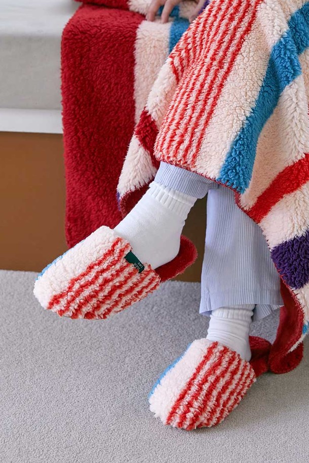 플리스 와이드 실내화 4 color는 부드러운 플리스 소재로 제작되어 포근한 착용감을 선사하는 여성 실내화입니다. 라운드 앞코에 오픈형 디자인으로 편안하게 신을 수 있으며, 집콕룩과 미니멀, 캐주얼 스타일을 연출하기 좋습니다. 레드, 블루, 핑크, 퍼플 4가지 다채로운 색상으로 구성되어 취향에 맞게 선택 가능합니다. 넓은 발볼로 제작되어 편안함을 더했으며, 사계절 내내 실내에서 활용하기 좋은 슬리퍼형 실내화입니다. 굽 높이는 플랫 형태로 안정감을 제공합니다.
