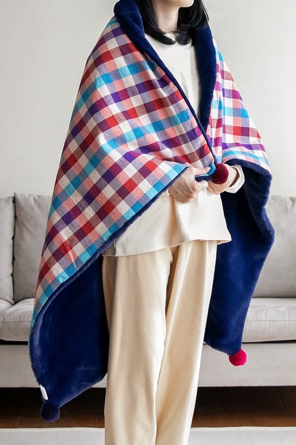 극세사(Microfiber) 벨보아(Velboa) 니트 방울 블랭킷 원더랜드 체크는 부드러운 극세사 소재와 벨보아 원단을 사용하여 포근한 감촉을 선사합니다. 레드, 블루, 화이트 세 가지 색상의 체크 패턴으로 디자인되어 따뜻하고 캐주얼한 분위기를 연출합니다. 두꺼운 두께감으로 가을, 겨울 침구로 사용하기 적합하며, 니트 방울 디테일이 돋보입니다. 보온 기능으로 추운 계절에도 따뜻함을 유지해 줍니다.
