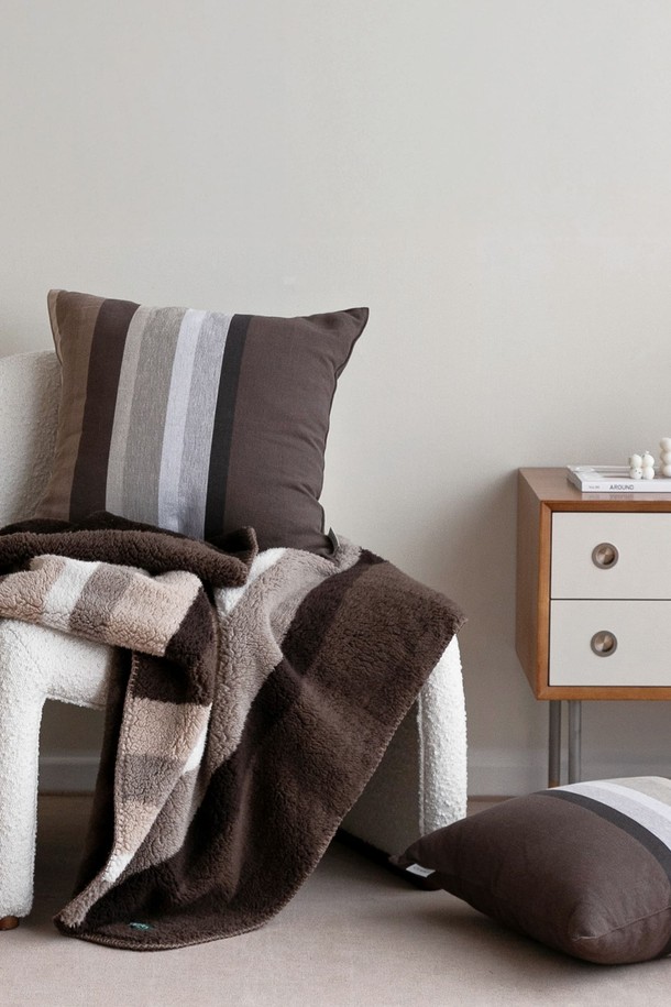 세피아 색상의 쿠션커버 오가닉 코튼 50X50 세피아 레거시입니다. 부드러운 오가닉 코튼 소재로 제작되어 편안한 사용감을 선사하며, 은은한 세피아 색상과 모던한 스트라이프 패턴이 조화롭게 어우러져 인테리어에 포인트를 더합니다. 50x50 사이즈로 다양한 쿠션에 활용 가능하며, 홈데코를 위한 완벽한 아이템입니다. 레거시 디자인으로 클래식하면서도 세련된 분위기를 연출합니다. 세피아, 브라운, 그레이, 화이트 4가지 색상으로 출시되어, 공간의 분위기에 맞춰 선택할 수 있습니다.
