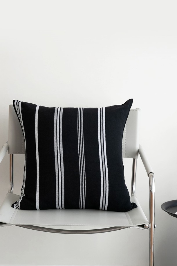 오가닉 코튼 소재의 쿠션커버 '사일런스 블랙' 50x50 사이즈입니다. 미니멀한 스타일의 블랙 컬러에 스트라이프 패턴으로 포인트를 주어 세련된 인테리어를 연출합니다. 부드러운 오가닉 코튼의 촉감으로 편안함을 더하며, 인테리어 쿠션으로 활용하기 좋습니다. 심플하면서도 감각적인 디자인으로 공간에 포인트를 더해보세요.
