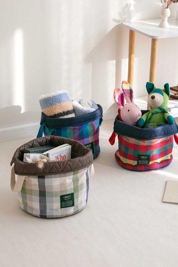 체크 패턴의 패브릭 소재로 제작된 3가지 컬러(화이트, 그린, 브라운)의 수납 바스켓입니다. 원형 디자인으로 제작되었으며, 넉넉한 수납 공간과 접이식 기능을 갖춰 실용성을 높였습니다. 옷장, 선반 등 다양한 공간에서 수납과 정리를 돕는 바스켓 형태로 활용 가능합니다. 집안의 다양한 소품들을 깔끔하게 정리하고, 인테리어 효과까지 더해보세요.
