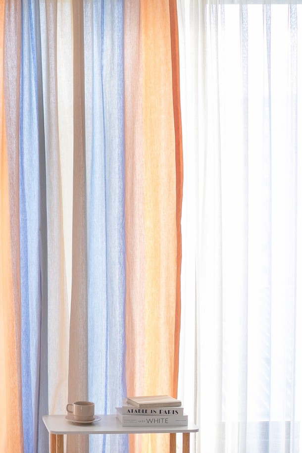 산뜻한 분위기를 연출하는 한 장 커튼입니다. 20수 면 원단으로 제작되어 부드러운 촉감을 선사하며, 은은한 자외선 차단 기능을 갖춰 실용적입니다. 썬키스드 워터 가공으로 마감하여 더욱 쾌적한 사용감을 제공합니다. 오렌지, 블루, 화이트 세 가지 색상으로 출시되어, 베이직한 디자인으로 어느 공간에나 잘 어울립니다. 사계절 내내 부담 없이 사용할 수 있는 데일리 커튼입니다.
