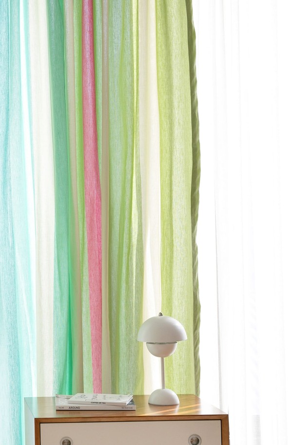 **한 장 커튼 20수 선샤인리브즈**는 부드러운 면 소재로 제작되어 은은한 분위기를 연출하는 커튼입니다. 민트, 그린, 핑크 세 가지 색상으로 제공되며, 얇은 두께와 반투명 소재로 자외선 차단 기능을 제공하여 쾌적한 공간을 만들어줍니다. 미니멀한 스타일의 무지 패턴으로 어떤 인테리어에도 잘 어울리며, 20수 원단을 사용하여 부드러운 촉감을 선사합니다. 선샤인리브즈 디자인으로 햇빛을 부드럽게 걸러주어 아늑한 분위기를 완성합니다. 채광 조절이 가능하여, 실내 밝기를 원하는 대로 조절할 수 있습니다.
