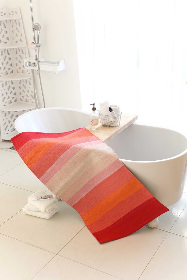 핸드메이드 면 주방매트 겸 다용도 러그 L 60x120cm 피어리레드는 주방, 현관, 욕실, 거실, 침실 등 다양한 공간에서 활용 가능한 실용적인 제품입니다. 부드러운 촉감의 면과 폴리에스테르 혼방 소재로 제작되어 흡습 기능이 뛰어나고, 두꺼운 두께감으로 편안한 사용감을 제공합니다. 모던한 스트라이프 패턴 디자인에 피어리레드 컬러를 사용하여 감각적인 인테리어 연출이 가능합니다. 미끄럼 방지 기능이 있어 안전하며, 빠른 건조로 위생적인 사용이 가능합니다. 핸드메이드로 제작되어 피부에도 자극 없이 안심하고 사용할 수 있습니다.
