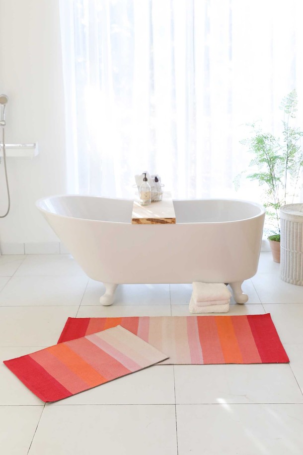 핸드메이드 면 발매트 겸 다용도 러그 S 50x70cm 피어리레드는 부드러운 촉감과 뛰어난 흡수력을 자랑하는 제품입니다. 3cm 두께의 촘촘한 짜임으로 제작되었으며, 선염 면사 직조와 도트형 미끄럼 방지 기능으로 안전성을 높였습니다. '해돋이와 태양빛'을 모티브로 한 디자인은 자연스러운 표면 질감과 일정하지 않은 직조 결로 은은한 멋을 더합니다. 욕실, 현관, 주방, 침실, 아이방, 베란다 등 다양한 공간에서 활용 가능하며, 먼지 날림이 적어 위생적입니다. 피어리레드, 주황색, 분홍색, 상아색 등 다채로운 색상으로 만나보세요.
