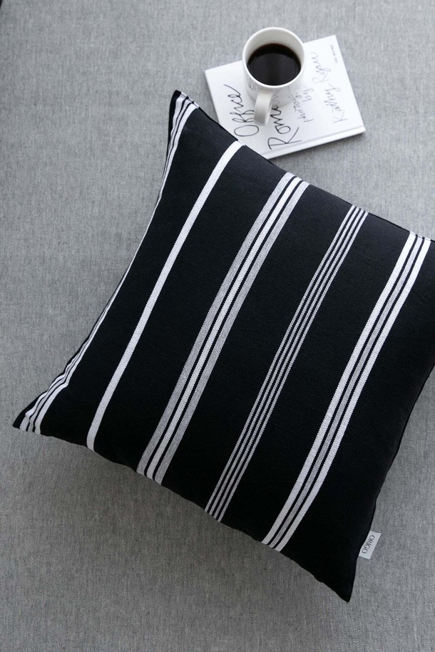 오가닉 코튼 소재의 쿠션커버 '사일런스 블랙' 50x50 사이즈입니다. 미니멀한 스타일의 블랙 컬러에 스트라이프 패턴으로 포인트를 주어 세련된 인테리어를 연출합니다. 부드러운 오가닉 코튼의 촉감으로 편안함을 더하며, 인테리어 쿠션으로 활용하기 좋습니다. 심플하면서도 감각적인 디자인으로 공간에 포인트를 더해보세요.
