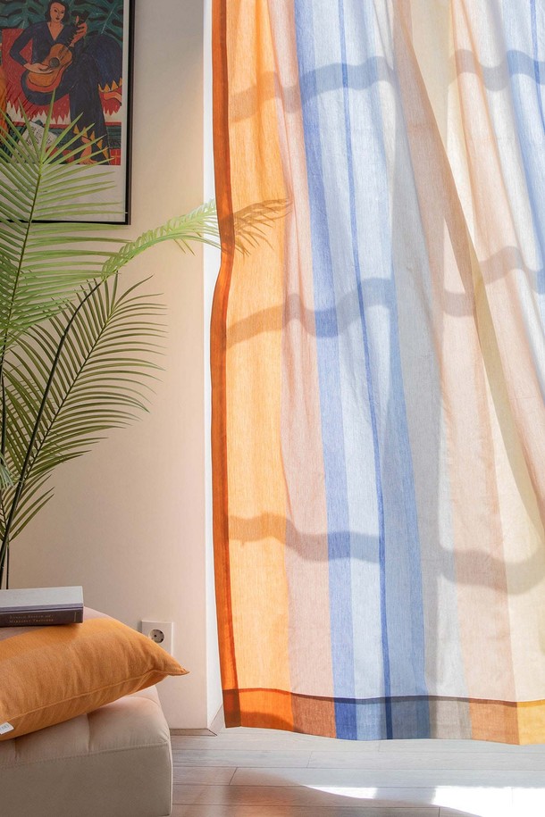 산뜻한 분위기를 연출하는 한 장 커튼입니다. 20수 면 원단으로 제작되어 부드러운 촉감을 선사하며, 은은한 자외선 차단 기능을 갖춰 실용적입니다. 썬키스드 워터 가공으로 마감하여 더욱 쾌적한 사용감을 제공합니다. 오렌지, 블루, 화이트 세 가지 색상으로 출시되어, 베이직한 디자인으로 어느 공간에나 잘 어울립니다. 사계절 내내 부담 없이 사용할 수 있는 데일리 커튼입니다.
