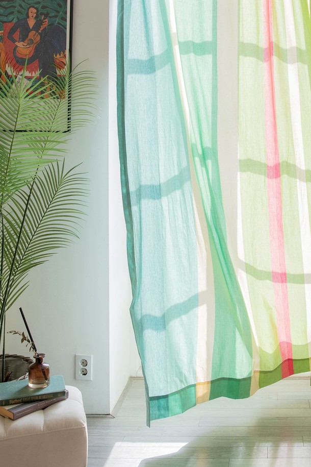 **한 장 커튼 20수 선샤인리브즈**는 부드러운 면 소재로 제작되어 은은한 분위기를 연출하는 커튼입니다. 민트, 그린, 핑크 세 가지 색상으로 제공되며, 얇은 두께와 반투명 소재로 자외선 차단 기능을 제공하여 쾌적한 공간을 만들어줍니다. 미니멀한 스타일의 무지 패턴으로 어떤 인테리어에도 잘 어울리며, 20수 원단을 사용하여 부드러운 촉감을 선사합니다. 선샤인리브즈 디자인으로 햇빛을 부드럽게 걸러주어 아늑한 분위기를 완성합니다. 채광 조절이 가능하여, 실내 밝기를 원하는 대로 조절할 수 있습니다.
