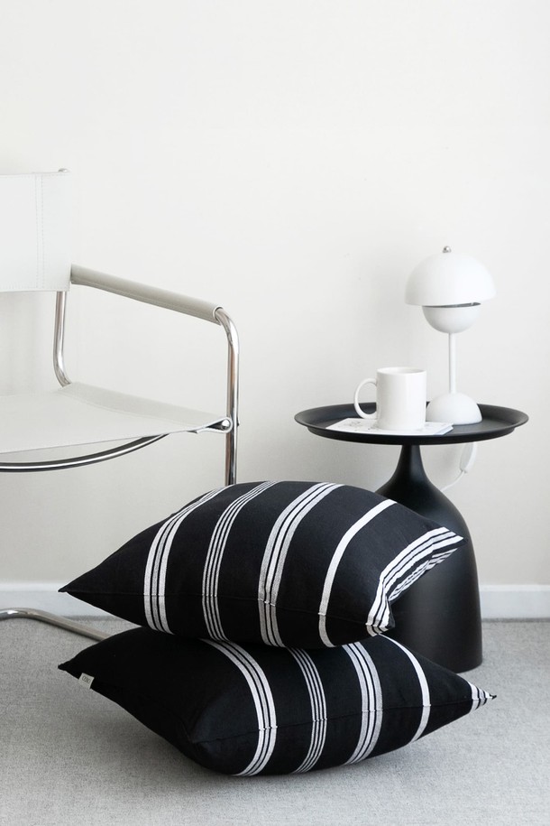 오가닉 코튼 소재의 쿠션커버 '사일런스 블랙' 50x50 사이즈입니다. 미니멀한 스타일의 블랙 컬러에 스트라이프 패턴으로 포인트를 주어 세련된 인테리어를 연출합니다. 부드러운 오가닉 코튼의 촉감으로 편안함을 더하며, 인테리어 쿠션으로 활용하기 좋습니다. 심플하면서도 감각적인 디자인으로 공간에 포인트를 더해보세요.
