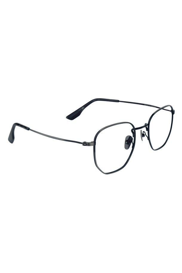 카운티 - 가벼운 티타늄 안경 4 col은 일상용으로 착용하기 좋은 가볍고 심플한 디자인의 안경테입니다. 티타늄 소재로 제작되어 가볍고 편안한 착용감을 제공하며, 미니멀하고 클래식한 스타일을 연출합니다. 원형 프레임과 일자형 브릿지가 특징이며, 블랙 색상으로 어떤 스타일에도 무난하게 잘 어울립니다. 가벼운 무게감으로 장시간 착용에도 부담이 없습니다.
