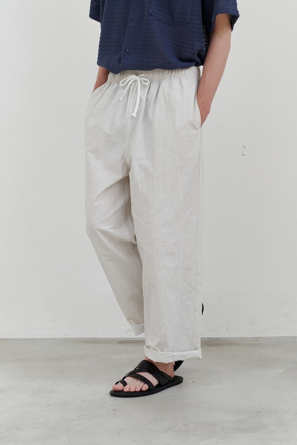 ENDOOR - 팬츠 - Twisted curved roll-up pants (sand beige)