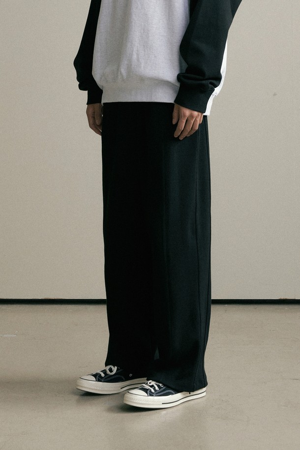 ENDOOR - 팬츠 - Utility curved sweat pants (black)