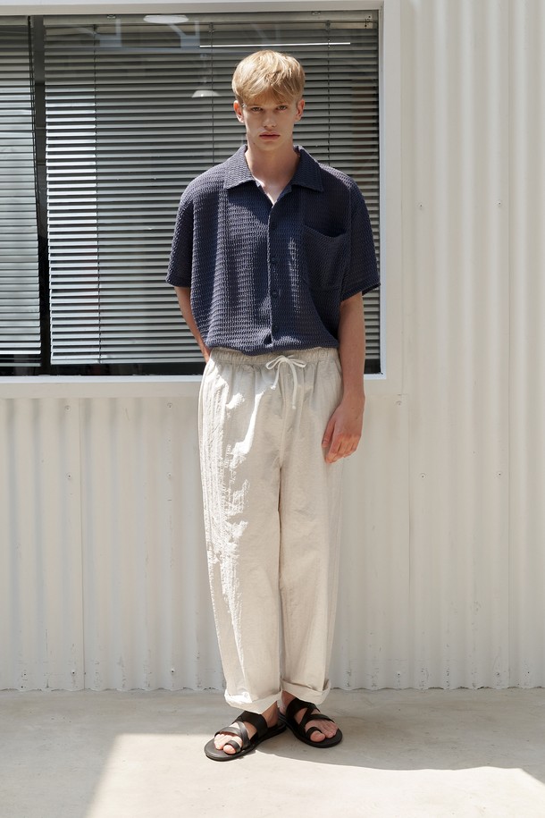 ENDOOR - 팬츠 - Twisted curved roll-up pants (sand beige)