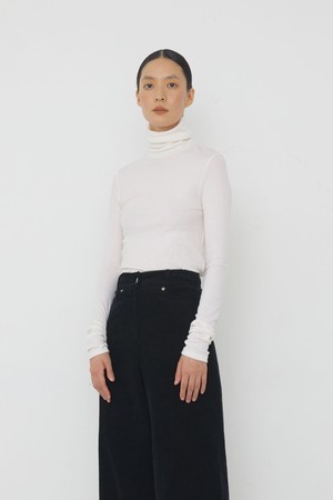 [재입고] Warm turtle neck top warm white