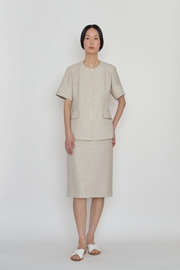 소프트 무드 썸머 스커트는 여성용 미디 스커트로, 베이지 컬러의 H라인 핏을 자랑합니다. 부드러운 폴리에스테르 소재로 제작되어 얇고 가벼운 착용감을 선사하며, 비스코스 안감으로 편안함을 더했습니다. 데일리, 오피스, 모임 등 다양한 TPO에 활용 가능하며, 모던하면서도 엘레강스한 스타일을 연출합니다. 뒷트임 디테일과 허리 밴드, 입체 패턴 디자인으로 활동성과 세련됨을 동시에 잡았으며, 드라이클리닝 관리를 권장합니다.
