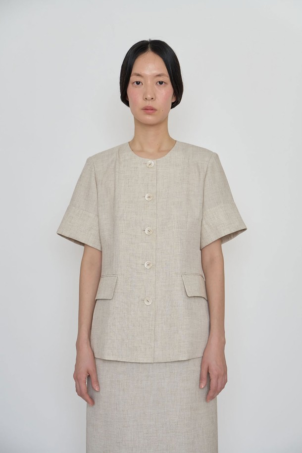 소프트 무드 썸머 재킷은 여성용 여름 재킷으로, 미니멀, 엘레강스, 클래식 스타일을 추구하는 분들을 위한 제품입니다. 베이지 색상의 무지 디자인에 얇은 두께감으로 시원하게 착용 가능하며, 반소매 기장입니다. 테일러드 코트 타입으로, 뿔단추 디테일과 어깨 패드가 더해져 고급스러운 분위기를 연출하며, 테이핑 마감과 입체 패턴으로 완성도를 높였습니다. 오피스룩, 출근룩, 데이트룩 등 다양한 TPO에 활용할 수 있으며, 클래식, 미니멀, 시크 스타일을 즐기는 분들께 추천합니다. 폴리에스테르 소재로 제작되었으며, 부드러운 촉감이 특징입니다.
